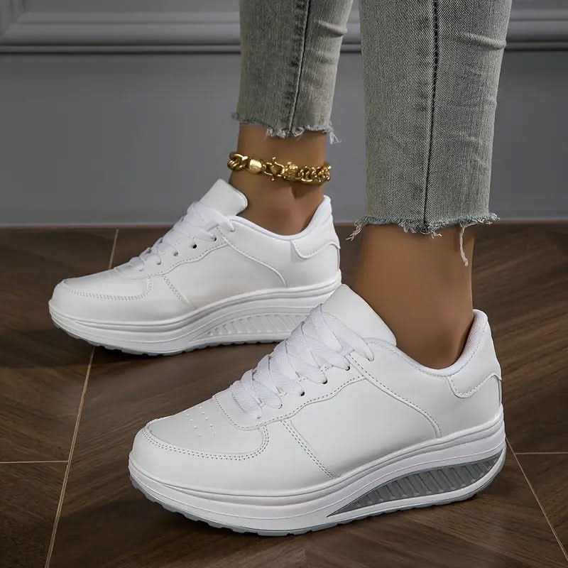 CHLOE | LACE-UP SNEAKERS