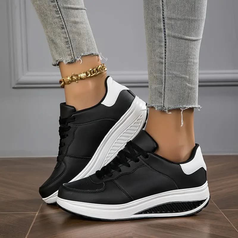 CHLOE | LACE-UP SNEAKERS