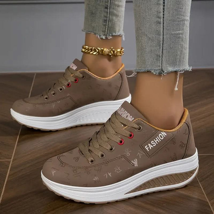 CHLOE | LACE-UP SNEAKERS
