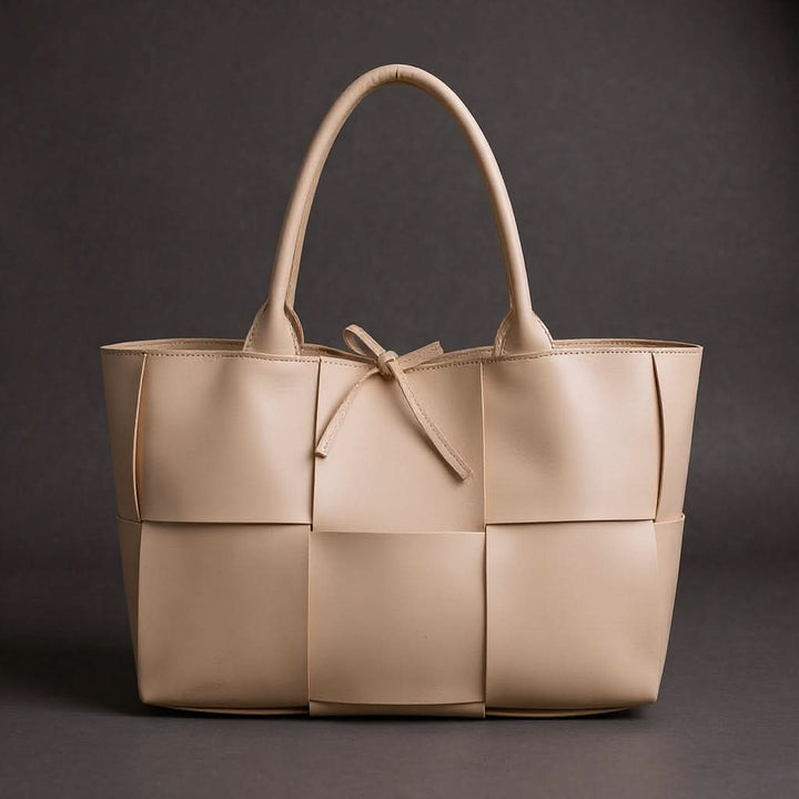 SOPHISTICATED LEATHER TOTE